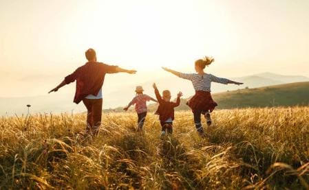 famille dans un champs